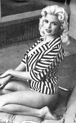 Jayne Mansfield - sitzend